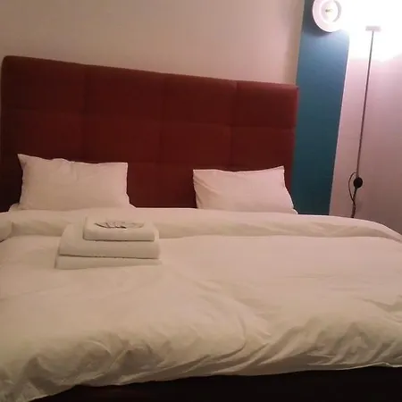 One O'clock Studio - Old Town Apartment